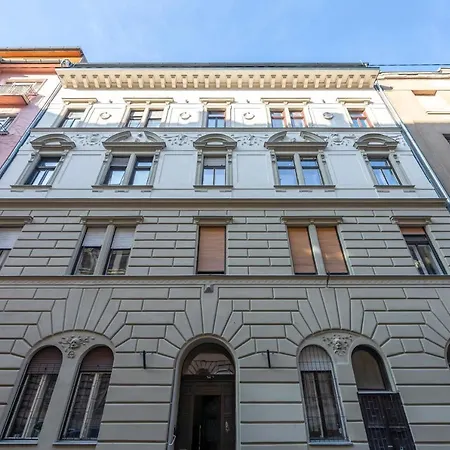 Lovag 12 Terrace Designer